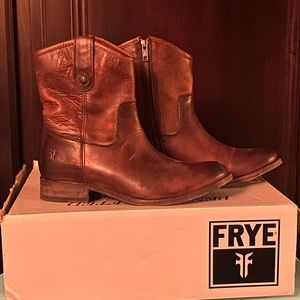Frye- Melissa Button Short-WAPU, Size 7 M, Dark Brown